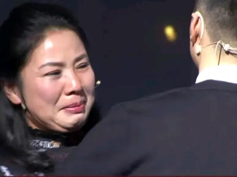 江苏高二男孩，爸爸去世、妈妈改嫁、奶奶病逝，男孩竟自暴自弃，荒废学业。谁知，他去