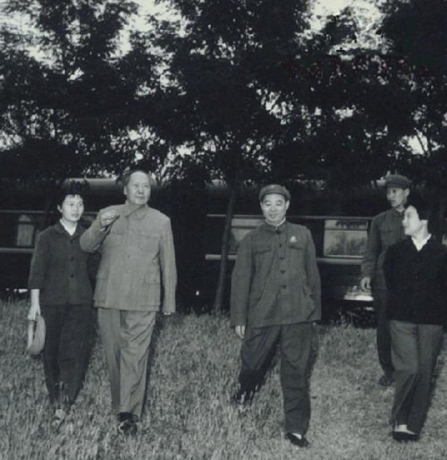 1969年，毛主席视察天津，他身旁的那个人后来也成为正国级。