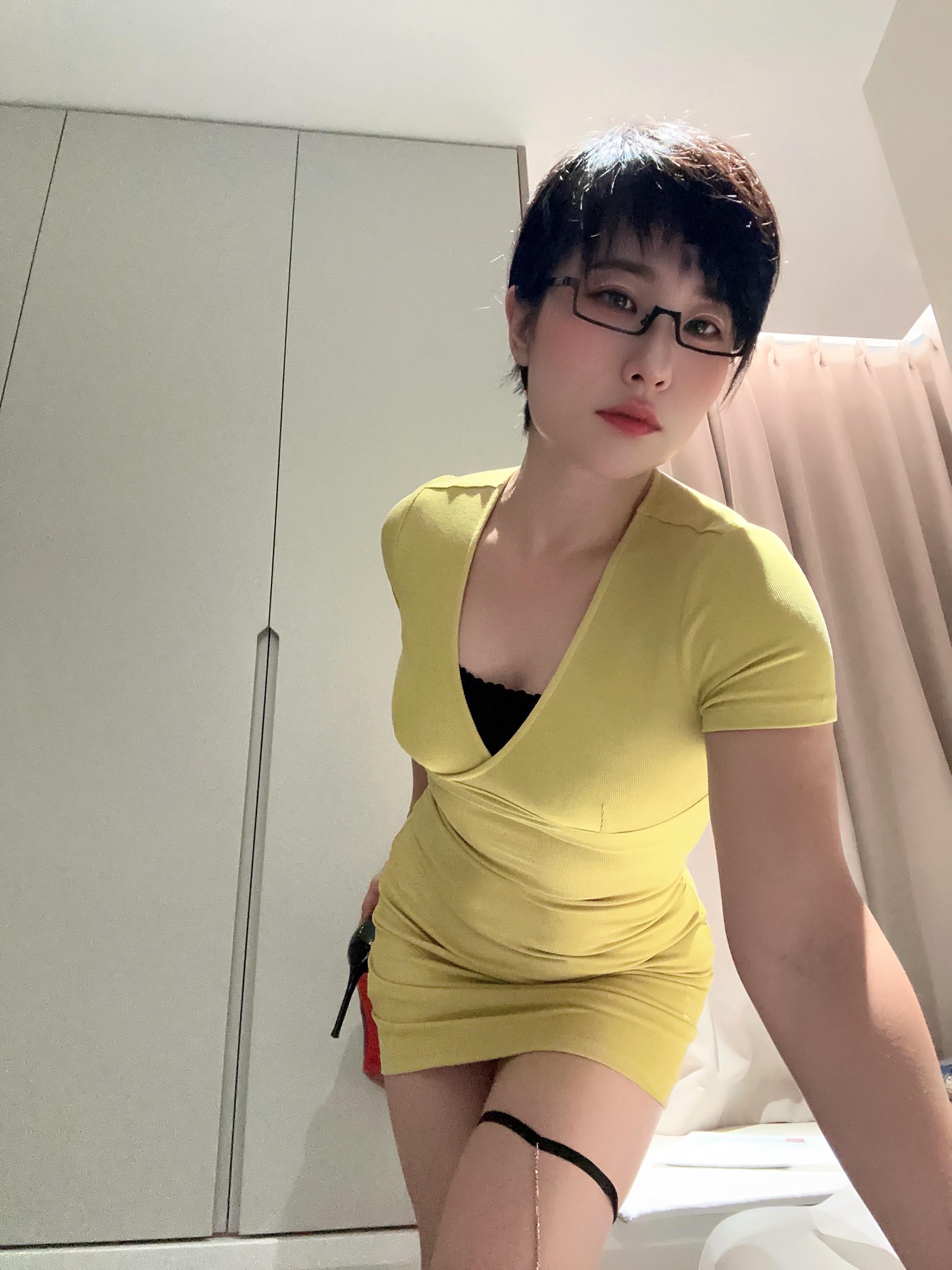 短发 粗腿 微胖