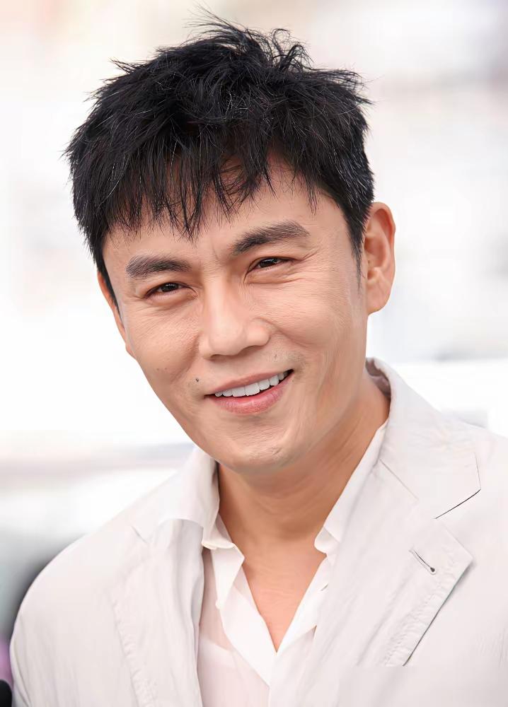 秦昊这种男人，嫁不嫁得看你要什么。伊能静在节目里说童年委屈，他就那么听着，