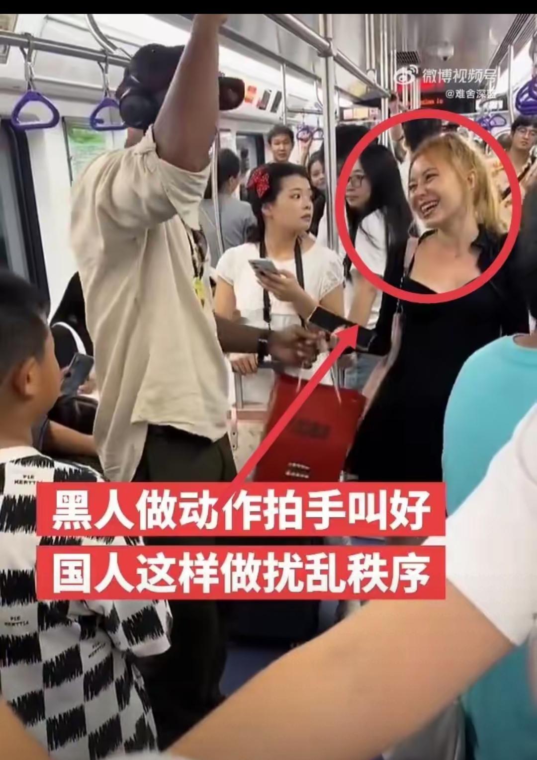 让人实在忍不了！重庆地铁上，一外籍黑人竟把扶手横杆当引体向上器材，大秀“力量”。
