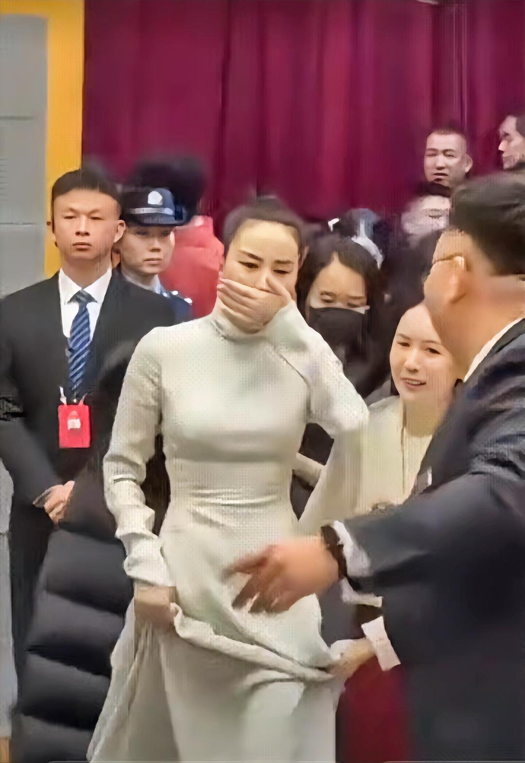 王菲演唱结束走向后台，左手捂嘴，眼神少了往日光泽，似有遗憾。回顾她的演艺生涯，感