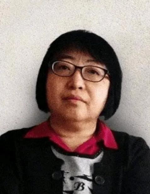 申花俱乐部球迷诋毁津门虎主帅于根伟“于白旗”，引发互联网骂战，申花官方没有表示谴
