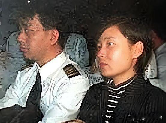 1998年，国航机长袁斌因不满单位分房政策，竟伙同妻子铤而走险，驾驶一架搭载95