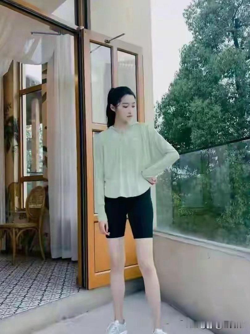 关晓彤健身这么美，腿修长！用汗水塑造完美身材！