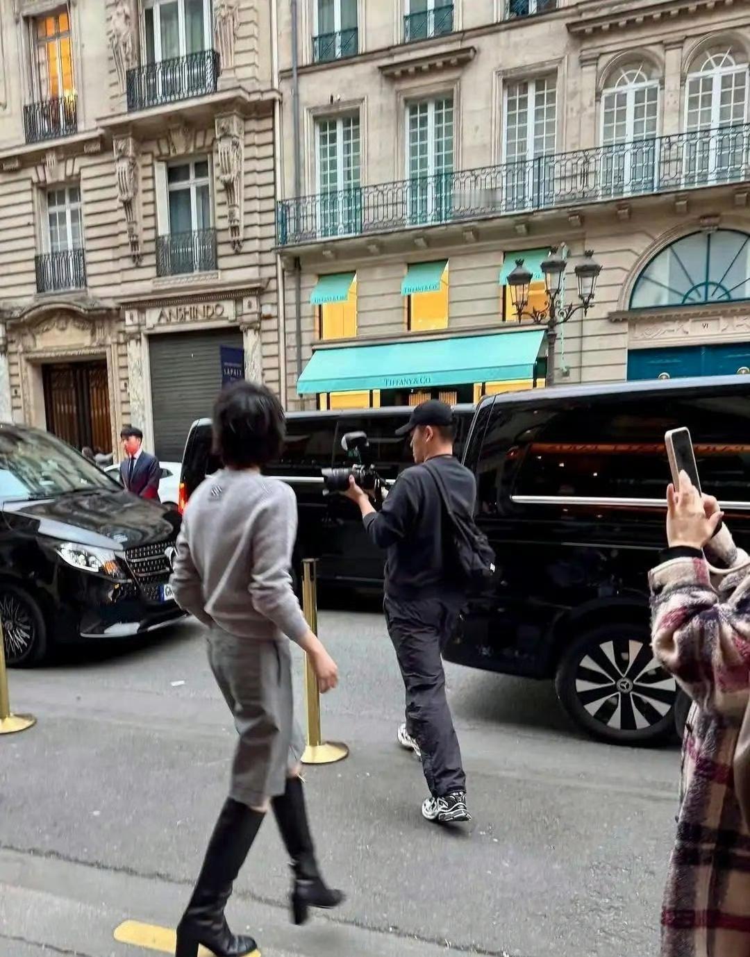 网友A：窦靖童在西班牙逛街的照片你看了吗？长得超像王菲啊！网友B：刚刷到，身