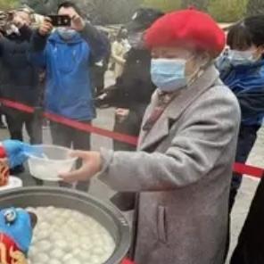 四川达州一对姐弟摆摊卖汤圆，快收摊时大爷拿三毛钱求买，心软煮后次日一毛又来却获低