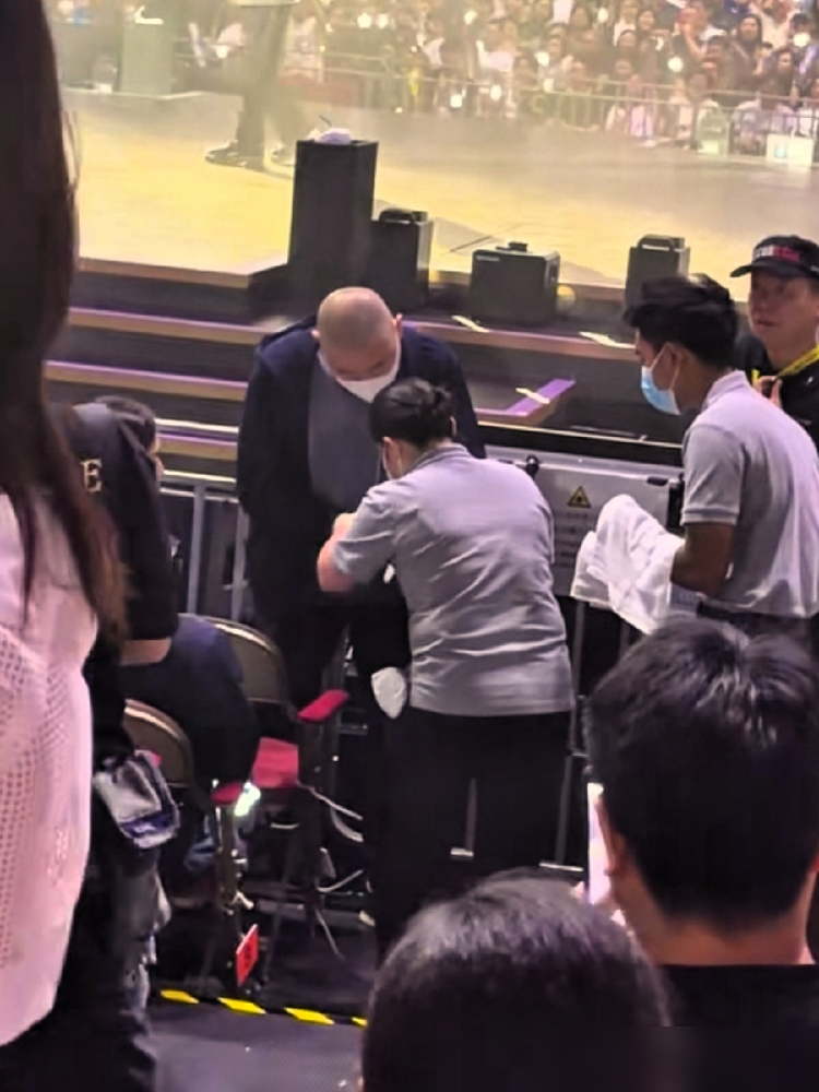 身家几百亿的刘銮雄，看演唱会半道就溜了？坐谭咏麟红馆终极场第一排，阵仗大到占半个通道。全程戴口罩手套