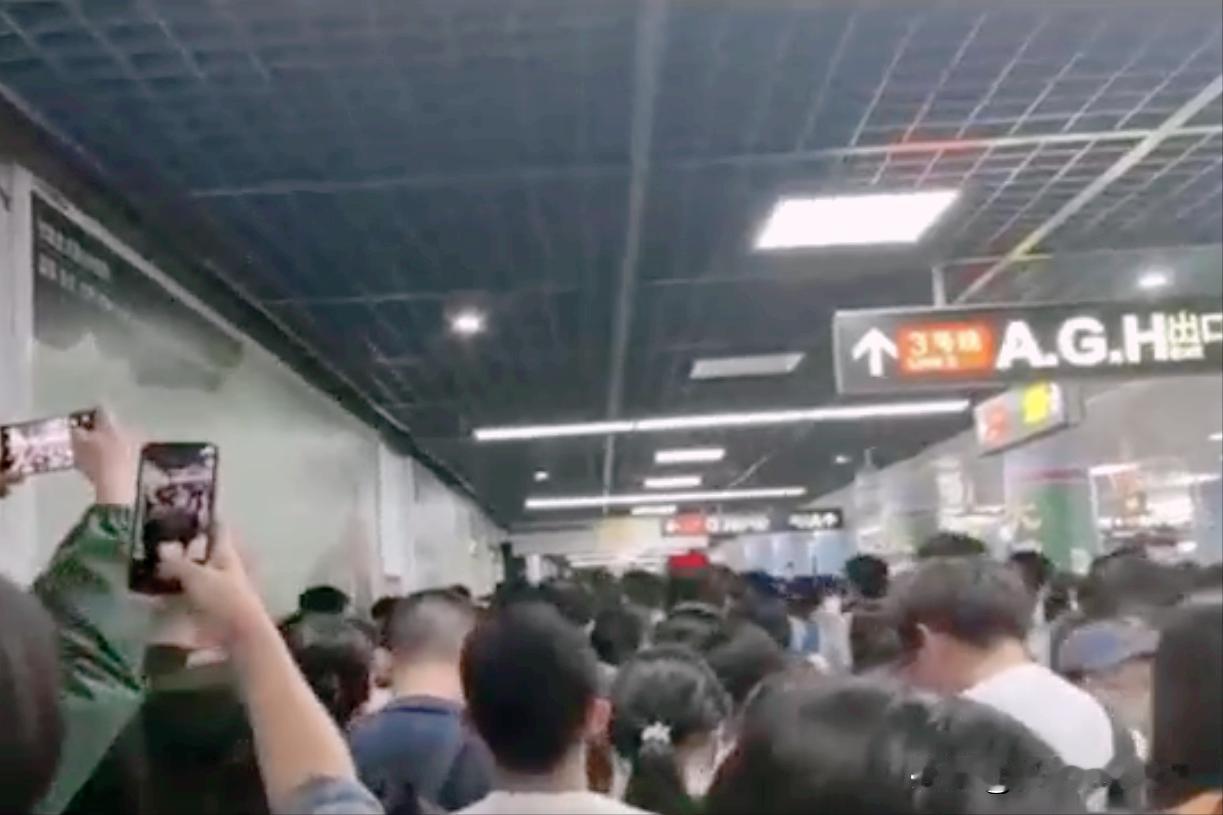 广州体育西路地铁站，在全国都遥遥领先吧。 刚才有朋友去体育西路地铁站，坐3号