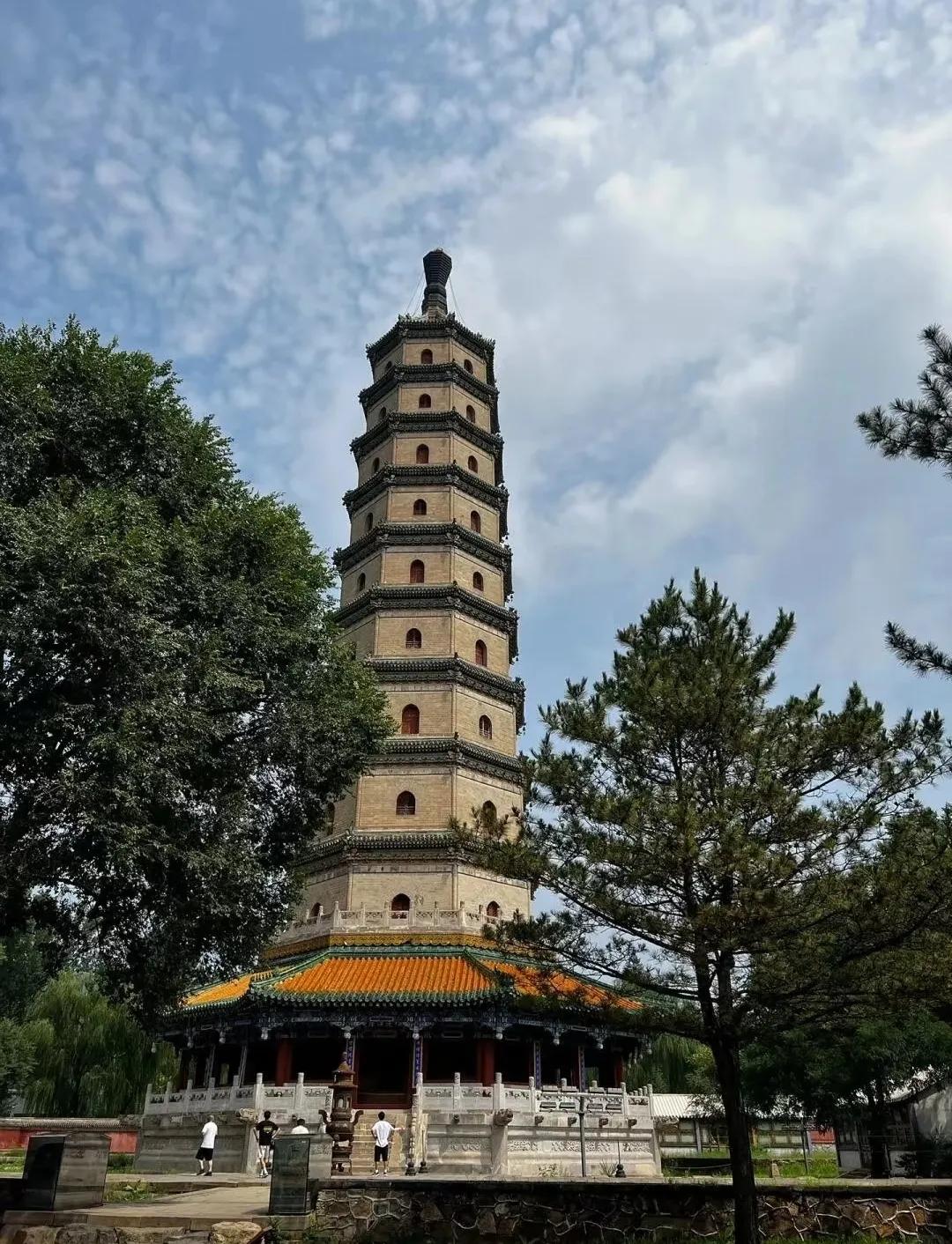 中国十大避暑胜地1.山西红豆峡澳涞山庄2.河北承德避暑山庄3.海南