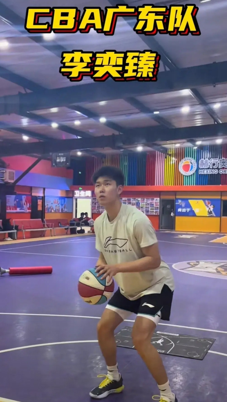 还记得广东宏远的这个小伙吗？李奕臻，似乎在广东队消失了很长时间，本赛季的CB