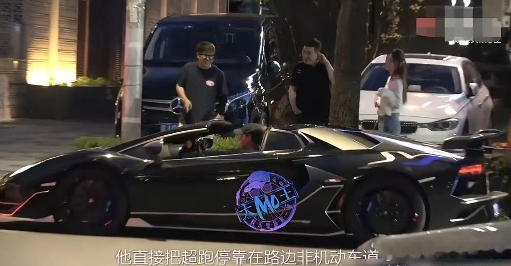 黄子韬方道歉违停风波第30小时：黄子韬一句“对不起”，徐艺洋全程沉默。兰博基尼被