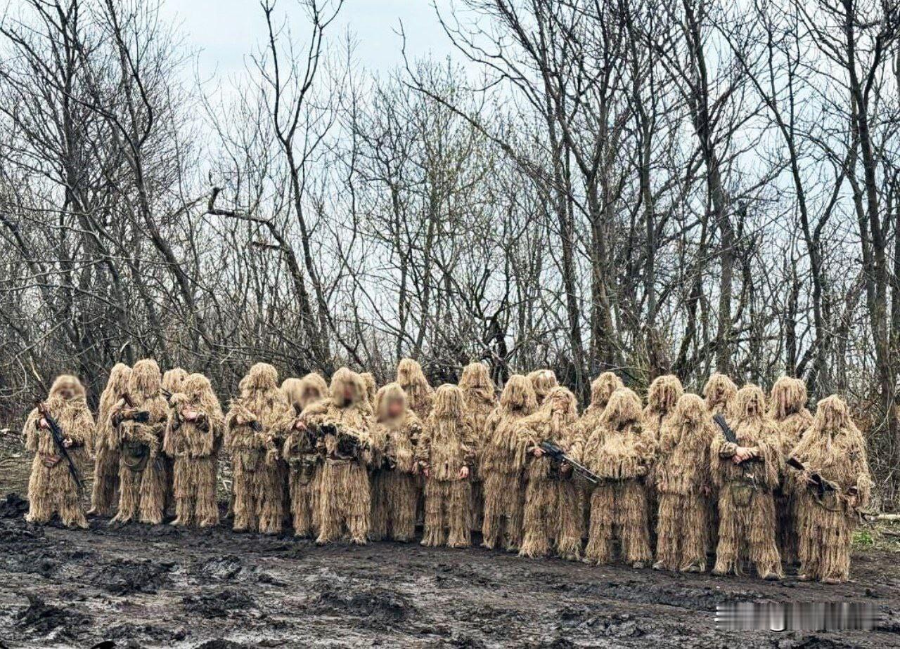 这就是精锐，一身枯草秸秆伪装，大冬天的，往着树林田野一趴，一般人不注意难以发现，