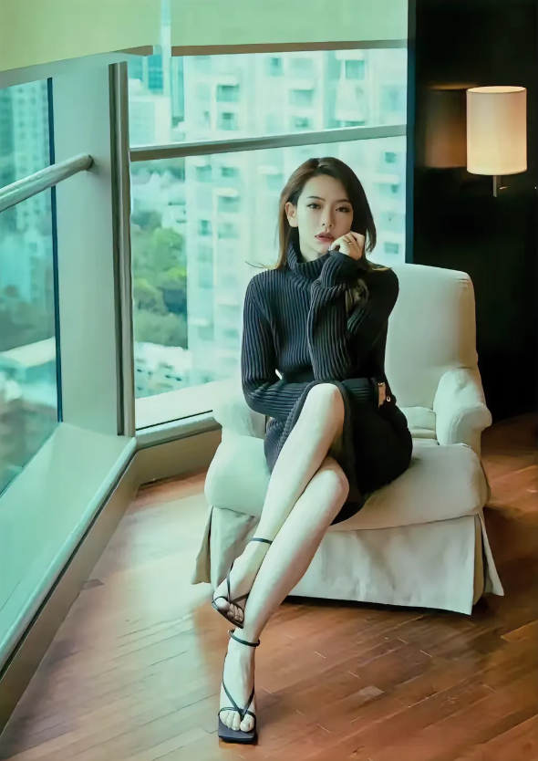 戚薇，169cm，气质非凡，就是脚上的凉鞋太挤了！