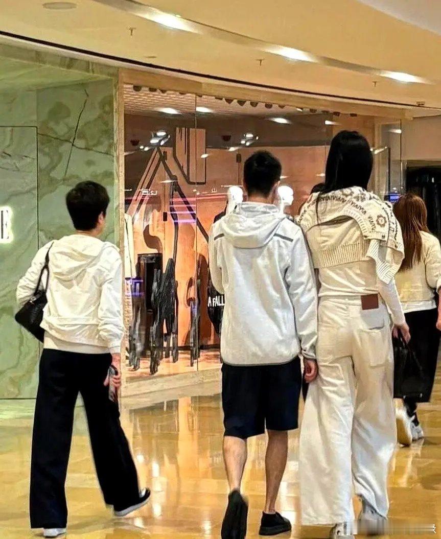 香港偶遇何猷君奚梦瑶逛街铜锣湾遇到了奚梦瑶和何猷君，两个人真的太相爱了！偶遇时两