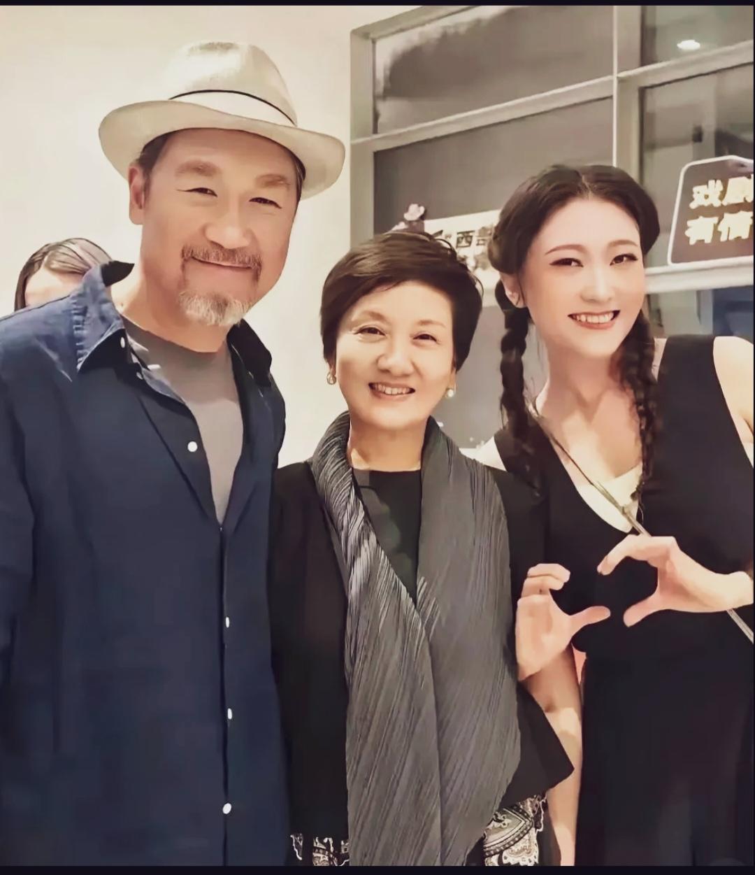 张国立、邓婕与二人领养的女儿，这是一张温馨的家庭合影：张国立头戴浅米色礼帽，留