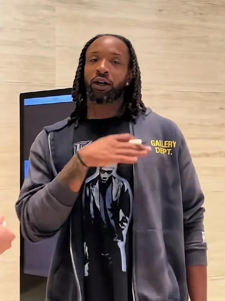 广东球衣不签，威尔斯尴尬了！近日，有球迷找威尔斯签名，一看是广东男篮球衣，威尔