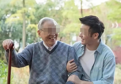上海，一八旬大爷在妻儿离世后，便与邻居签下协议，让他们照顾自己，作为回报，身后财