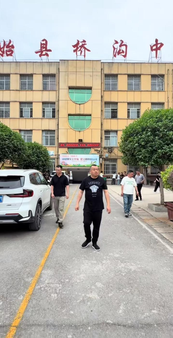 北京坤哥存款太多了，想做点好事。这两年他河北省燕郊镇的二手家具家电市场生意火爆，