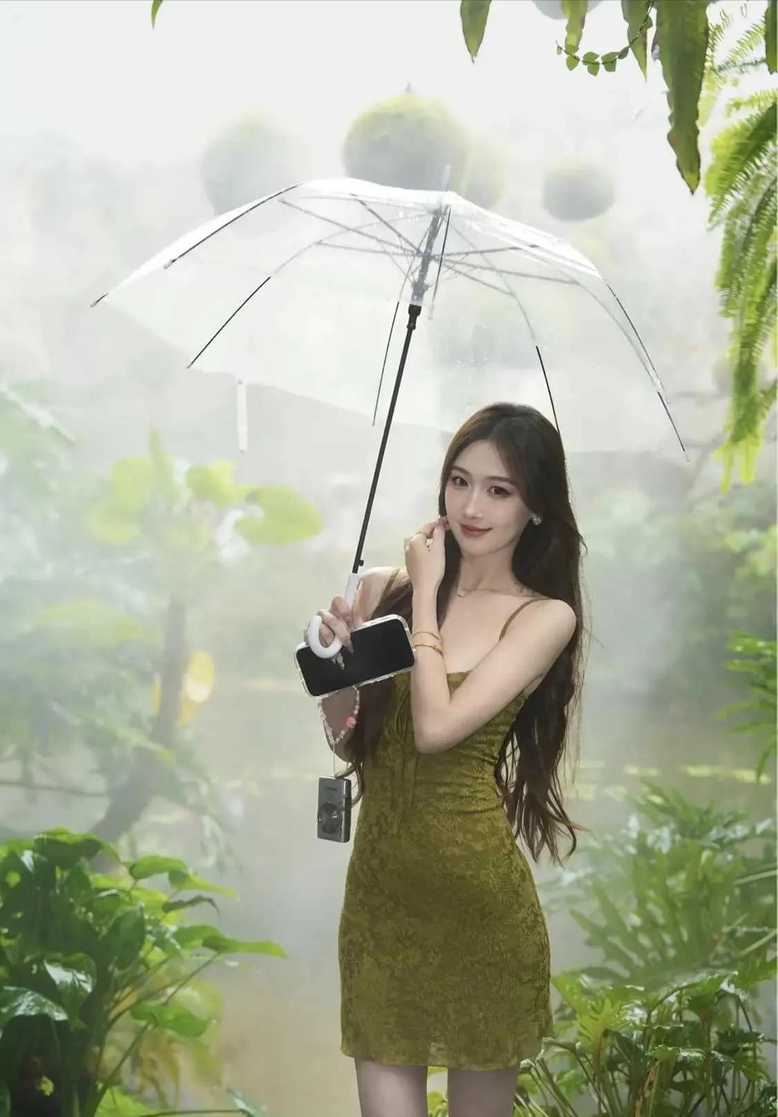 如此佳人，就算是在炎炎夏日，也会让人感觉像是在温暖的春天！