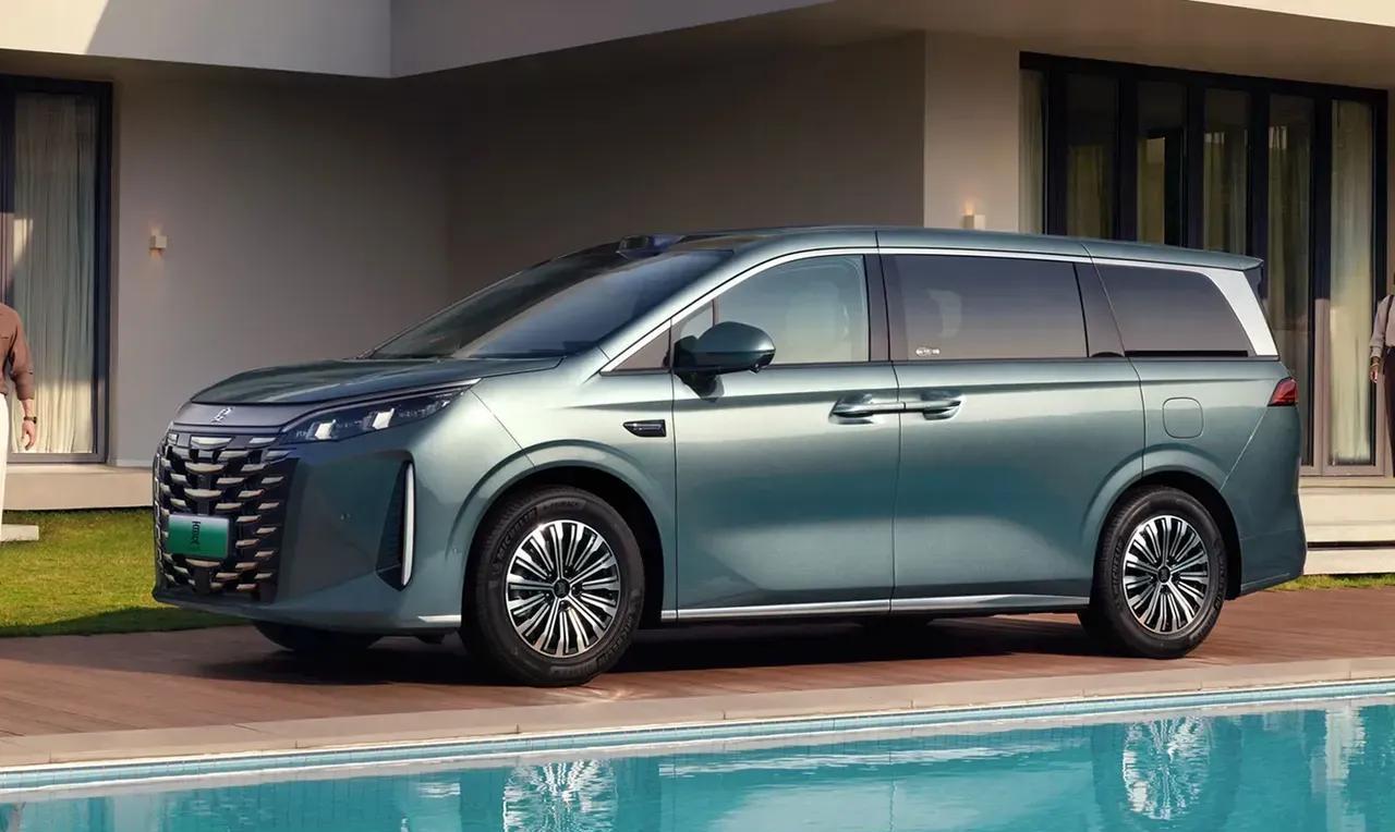 比亚迪王朝网中的MPV夏，改款的速度还是挺快的，年初上市，11月就进行改款，没办