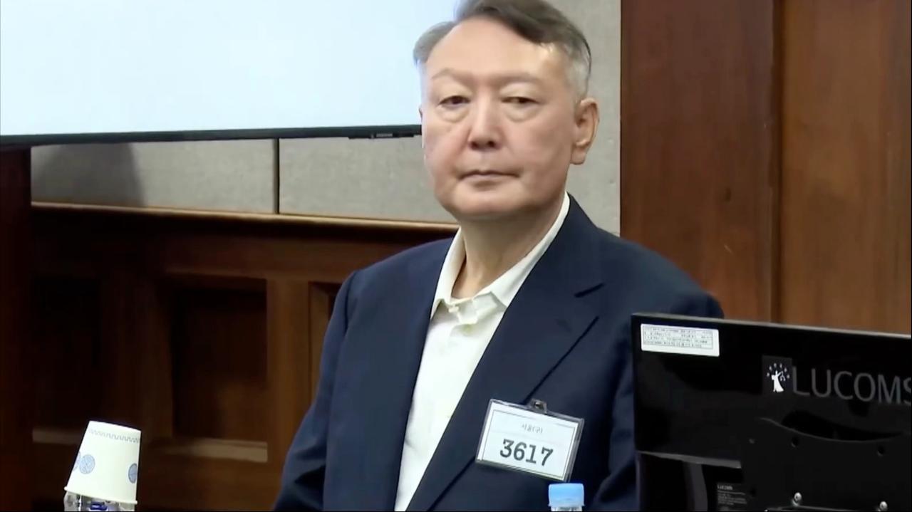 尹锡悦终于拖不下去了！ 10月15日，韩国前总统尹锡悦松口，同意接受内乱特检