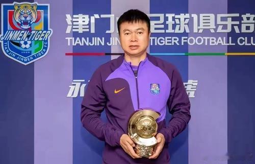 前国脚、天津津门虎队主教练于根伟在直播时畅谈了中国男足话题，介绍了津门虎队近况。