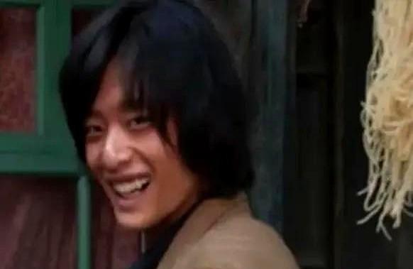 正在播出的电视剧《护宝寻踪》，男女主角是白宇帆、王鹤润。白宇帆这回造型可被吐槽