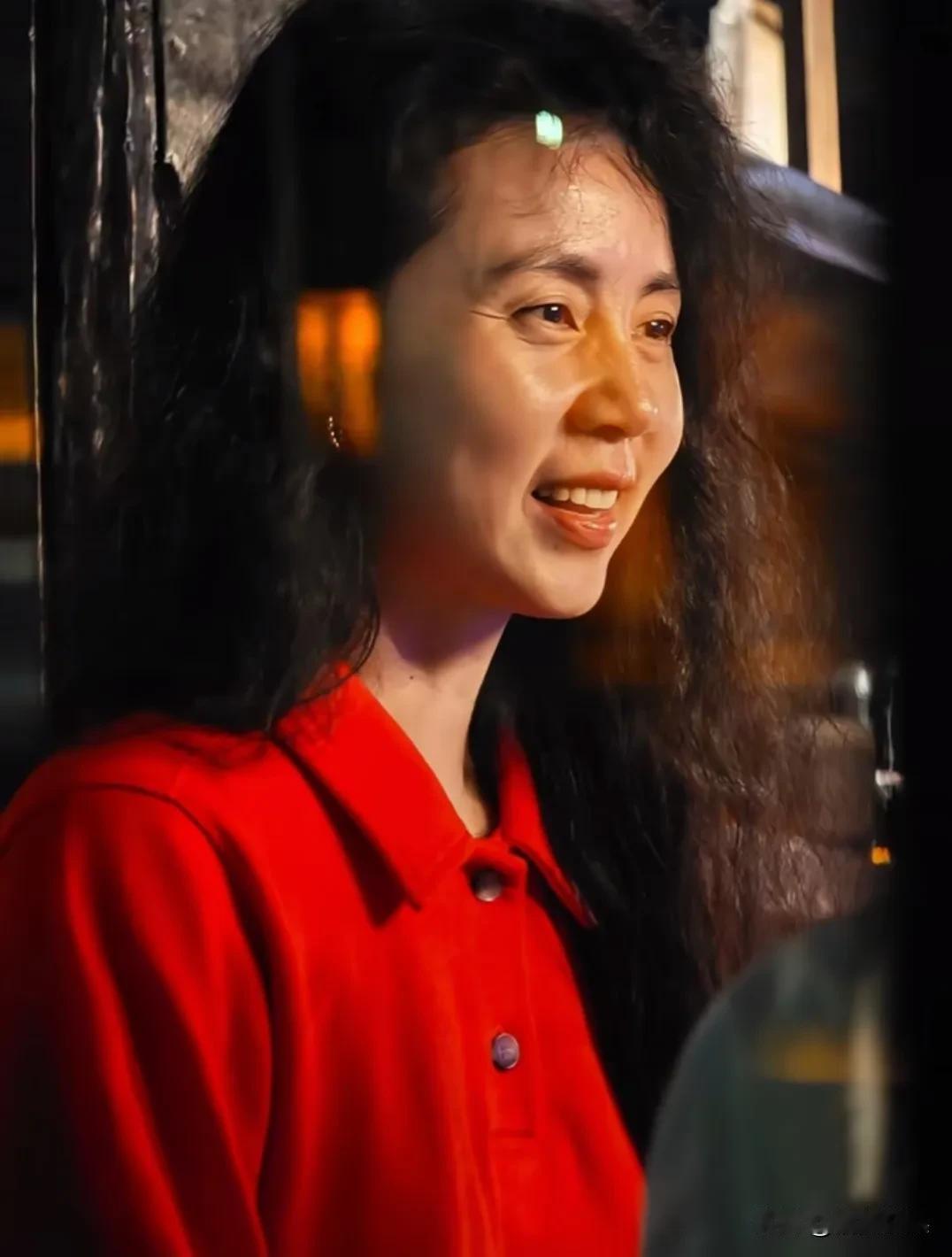 看来家庭主妇不好当啊，哪怕是明星，一样的挡不住衰老！48岁的孙莉和老公黄磊在乌