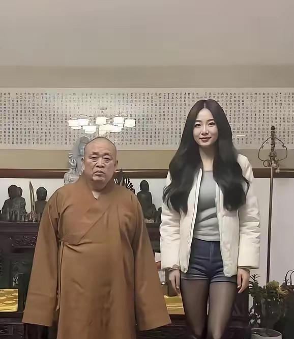 人啊，都是为遂名追利而来的。他以前当红的时候，美女争相如云而来。如今，恐怕这