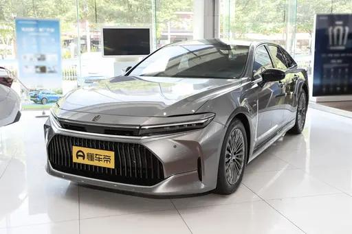 30万出头，买新皇冠至享版，还是准新二手至尊版？这次我站“买旧不买低配” 提