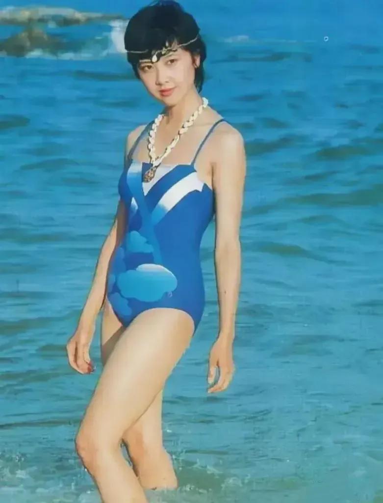 万万没有想到，原来“最美女儿国国王”竟然也有这么“大胆”的照片啊！这是“最美
