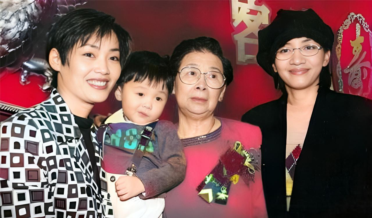 这是大明星梅艳芳与姐姐梅爱芳、母亲覃美金在一起。梅艳芳与姐姐梅爱芳都有一副好嗓子