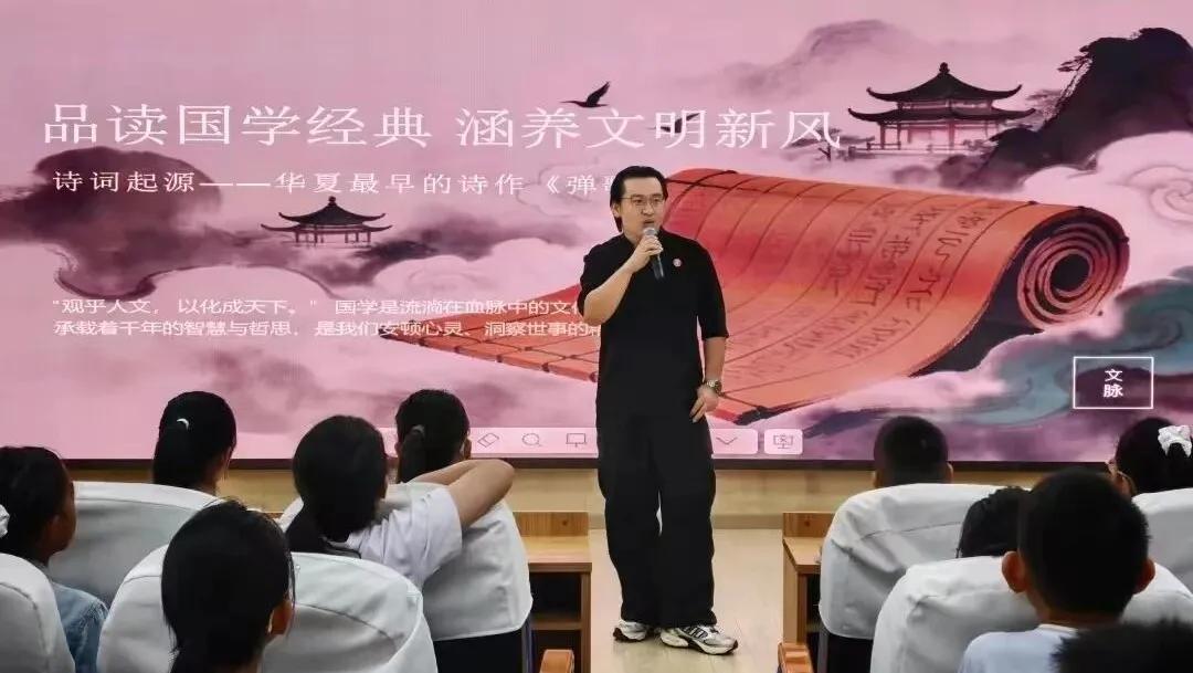 诗词脱口秀走进石家庄新华书店。国庆小长假，有人去旅游，有人去与亲人团聚。而石家庄
