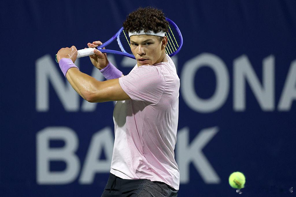 ATP1000加拿大大师赛半决赛，谢尔顿凭借第9局的破发，以6-4赢下首盘，大