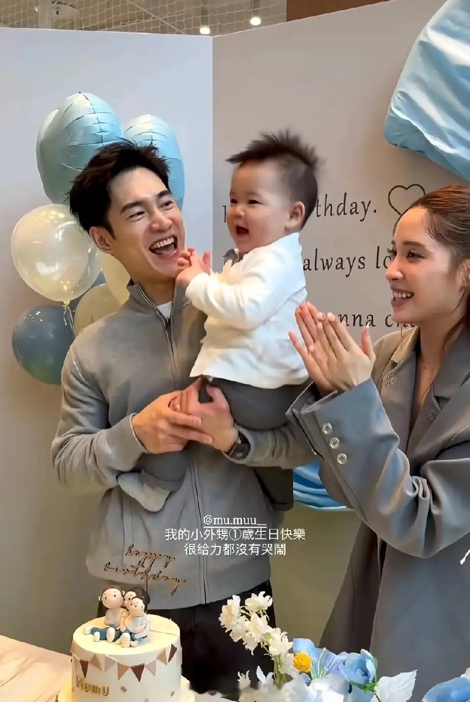 欧阳妮妮给儿子办周岁宴了，邀请了两边的家人一起，妹妹欧阳娜娜，欧阳娣娣都在现场给