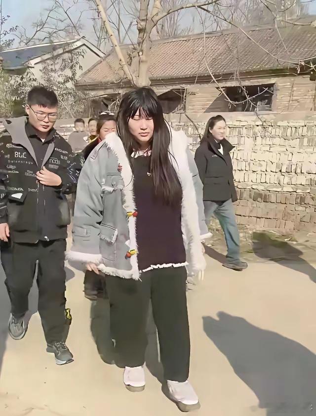 大衣哥女儿朱雪梅大年初二回娘家，婚后变漂亮了，女婿也挺帅般配