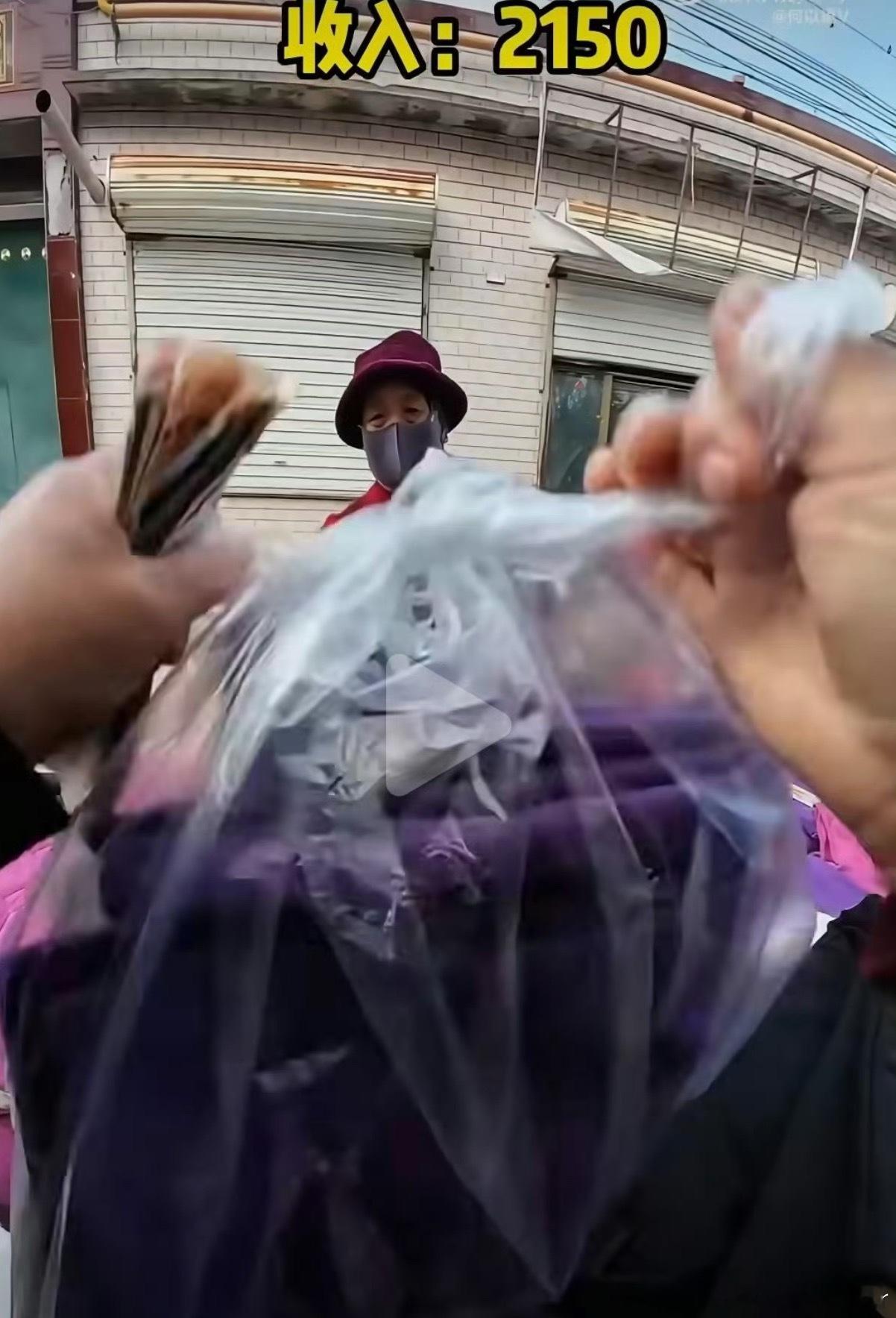 不懂就问一下，摆摊这么赚钱嘛😯😯😯有没有卖货的老板解答一下她一