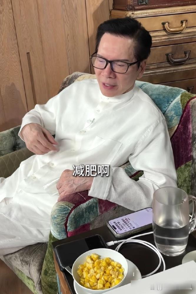 78岁向华强晚餐只吃半碗玉米、米饭只看不碰，这哪是吃饭简直是修仙！看看...