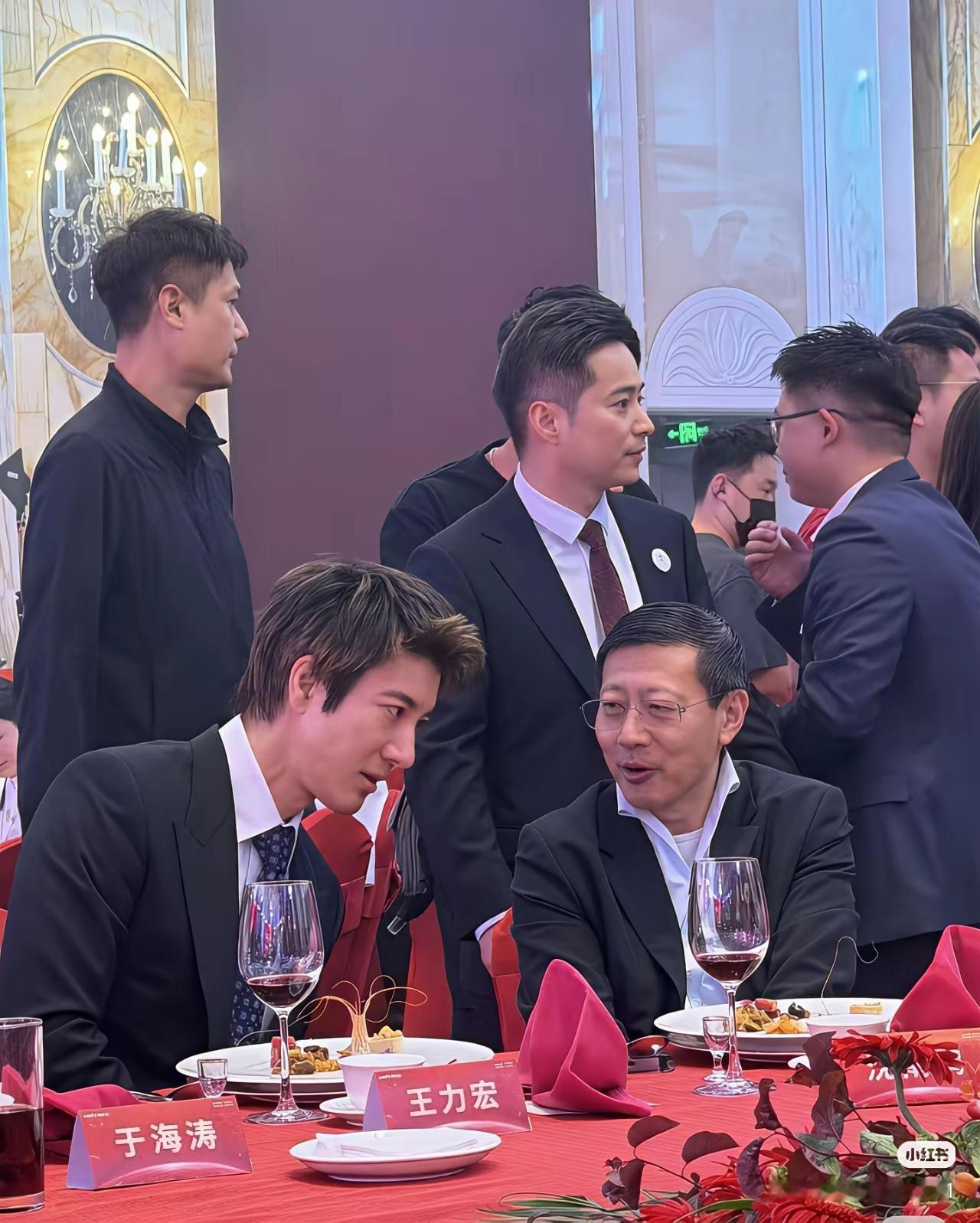 宇树科技上市庆功照流出王兴兴全程不笑据说是被要求的要做好表情管理不能太高兴据说上