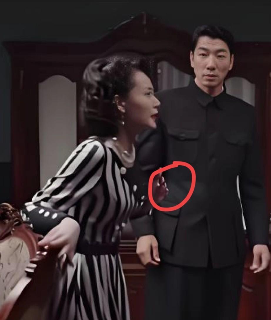 电视剧《灼灼韶华》穆子儒向康二妞求婚，可我却发现他衣服有点别扭。剧中，他身穿一