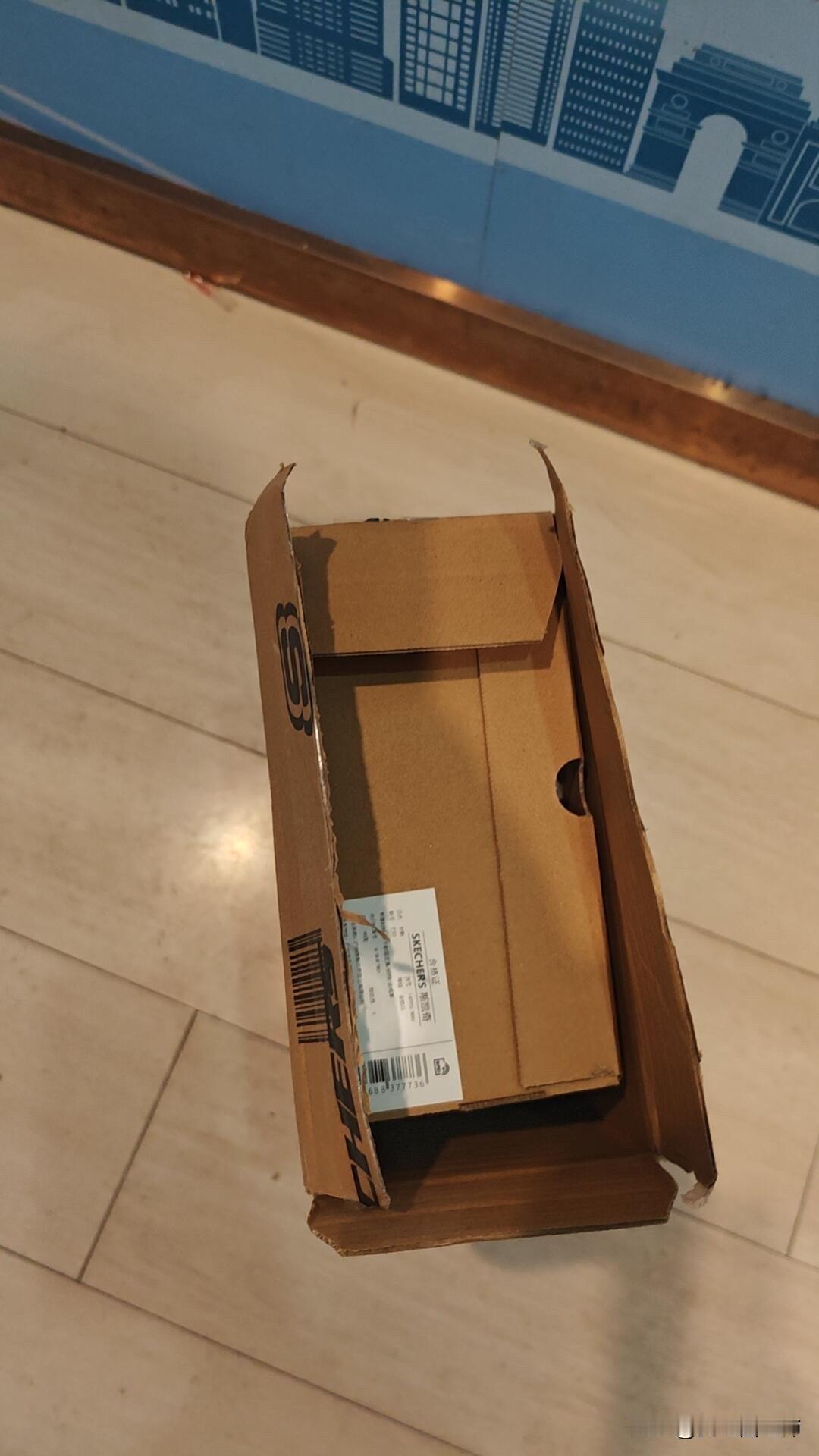 快递站某位女士恶意拿别人快递在与辉家抢的鞋子到了，终于到了，开开心心的去快递站