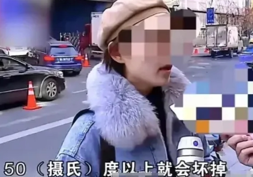 “白嫖上瘾了？”女子在外出吃饭时，特地掏出价值4000元的保温杯，让服务员给自己