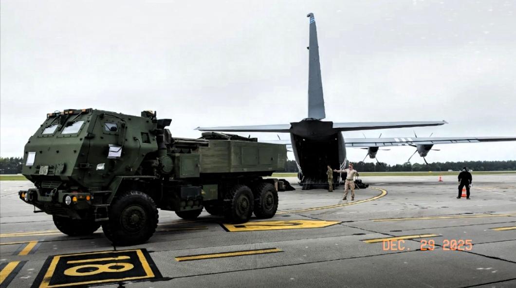 海马斯火箭炮这玩意儿，真不是摆在沙滩上当靶子的。你以为它只能在荒郊野外发射？错了