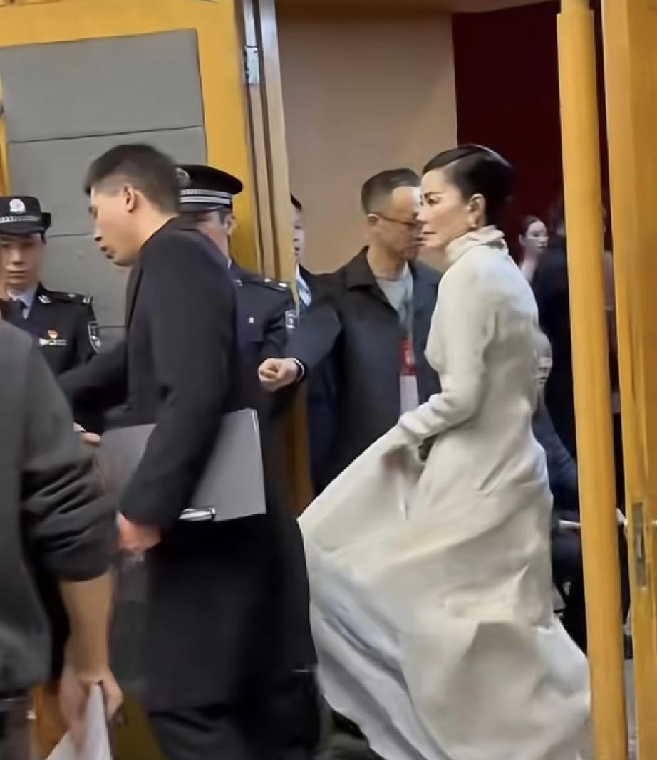 为什么那么多人都喜欢王菲？1998年的春晚后台，初上春晚的王菲接受采访时这样说