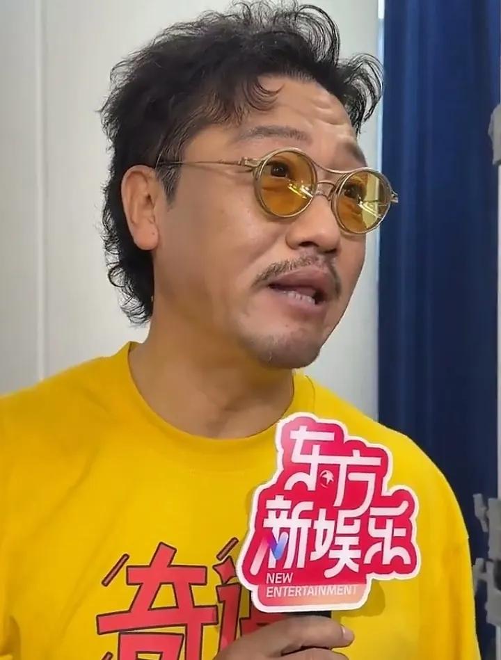 减肥后的贾冰，撞脸郑中基。说实话，还真有点那么回事，毕竟减肥后的贾冰不仅变瘦