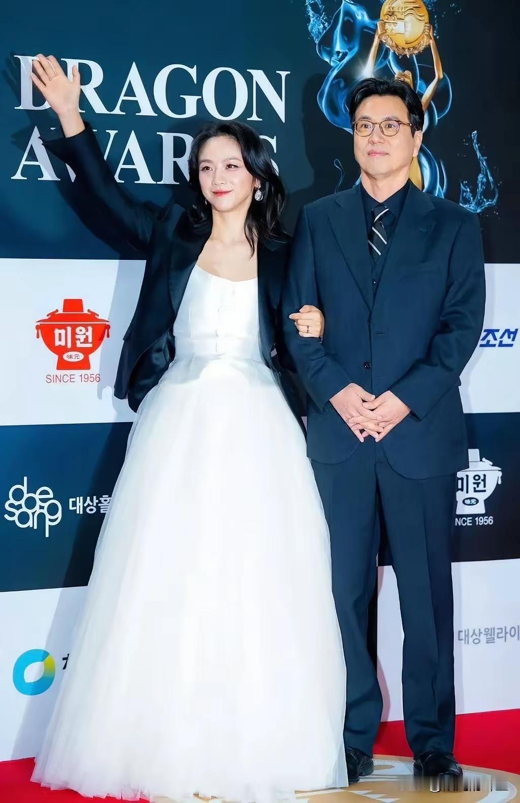 汤唯这二胎来得是真突然。47岁本就到了旁人觉得“不太可能”的年纪，偏偏自然受孕，