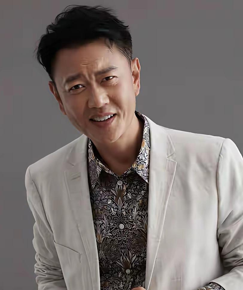 追剧《冬去春来》我特别喜欢演员冯嘉怡，他在剧中饰演一个投资商老板。他把一个