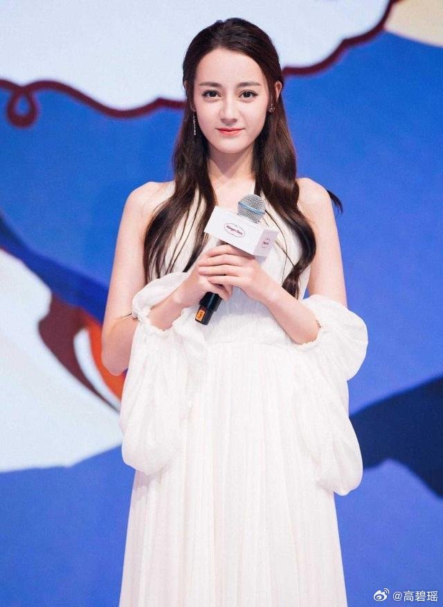 迪丽热巴没出道前长啥样，看看这照片，杨幂眼光太毒了！