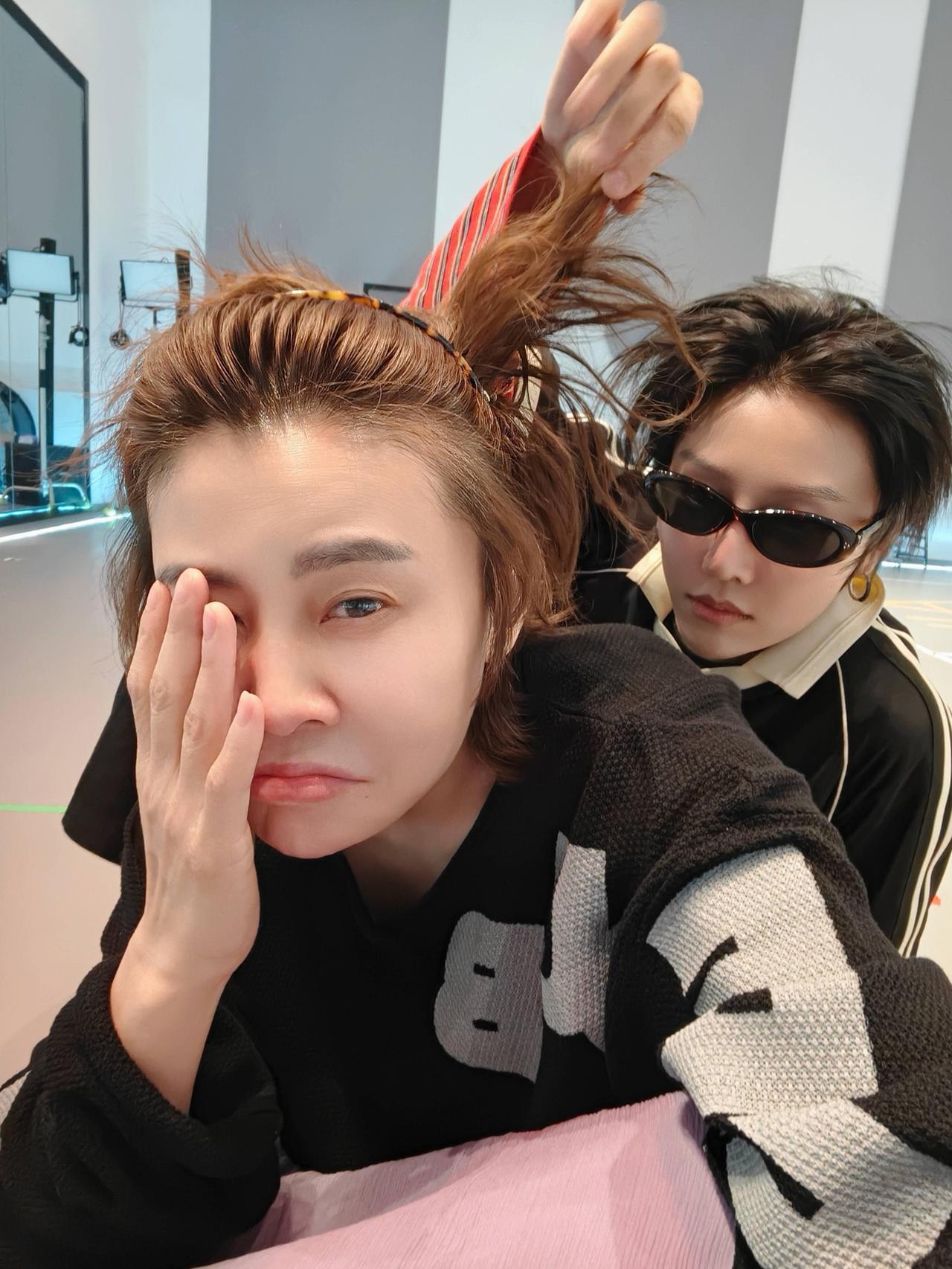 王濛最近爆火的“街舞梦幻联动”，就是她拜**《这就是街舞》顶尖导师刘雨昕**为师